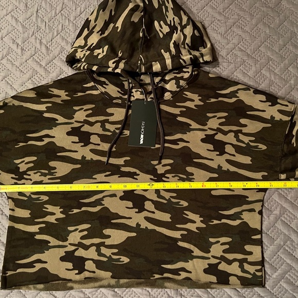 Cropped Camo Hoodie - Picture 3 of 6